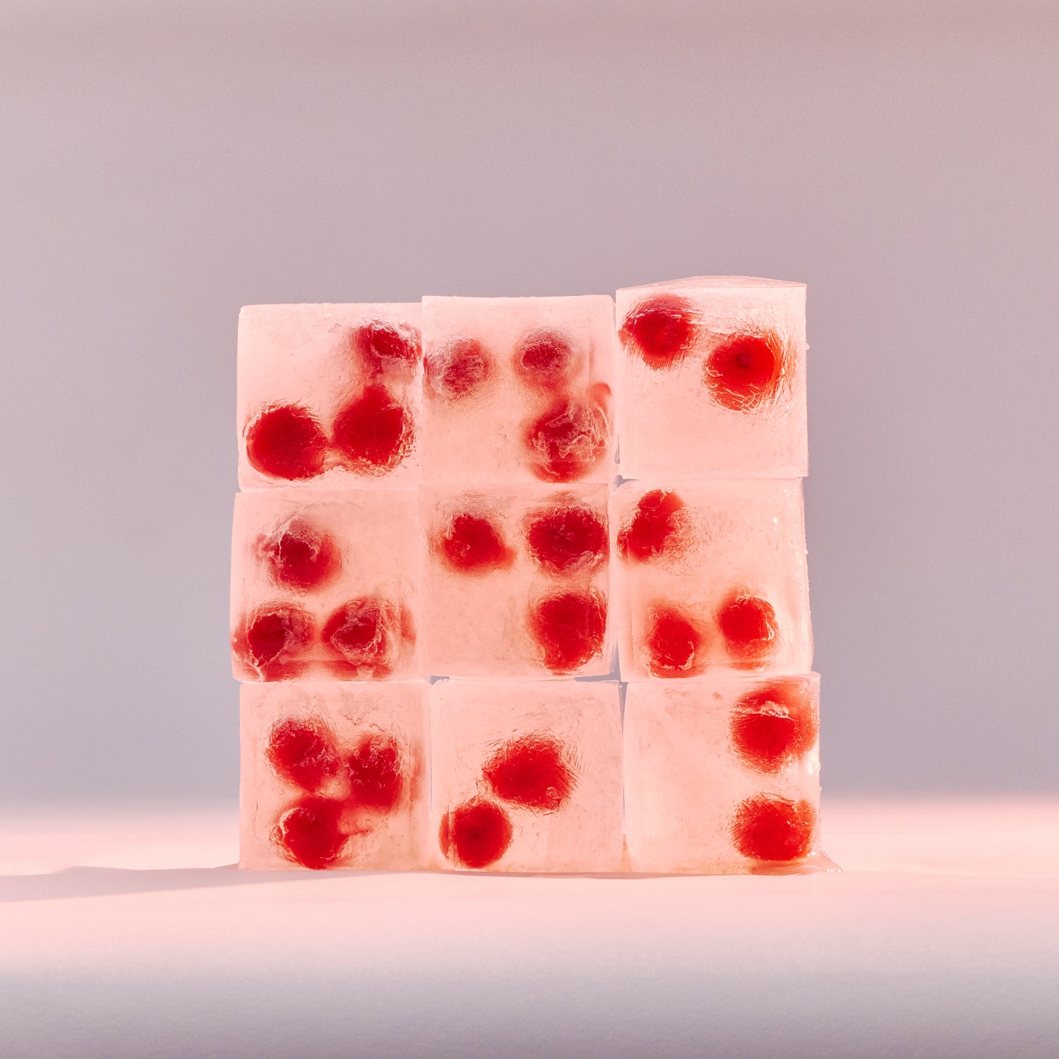 sehr Wodka Kirschen in Eiswürfeln gefroren