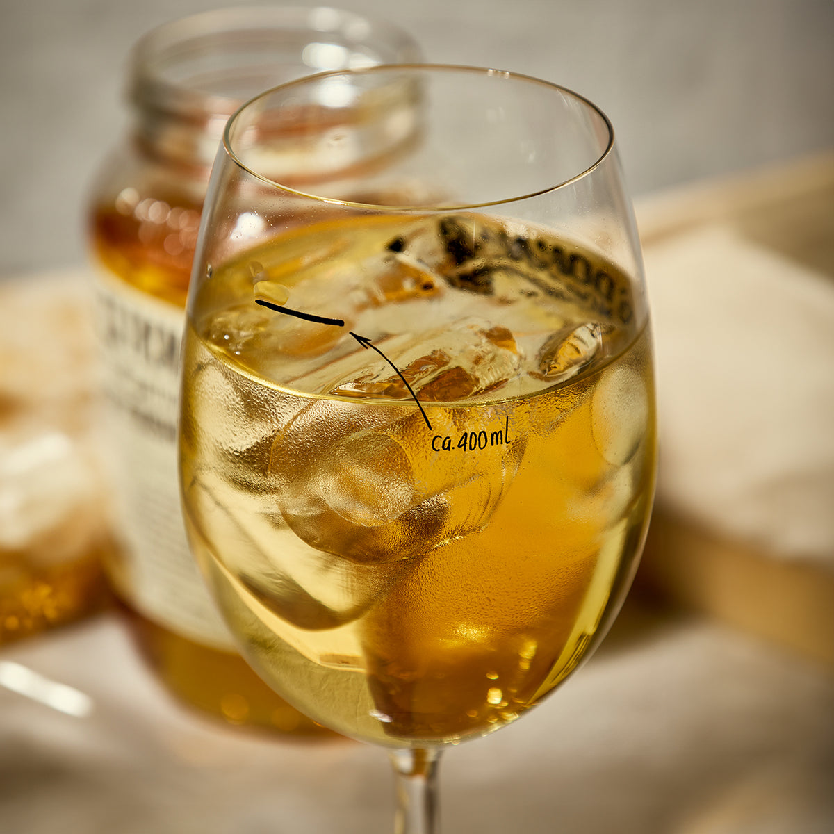 Ein leeres Spritzglas, das von einer Hand gehalten wird