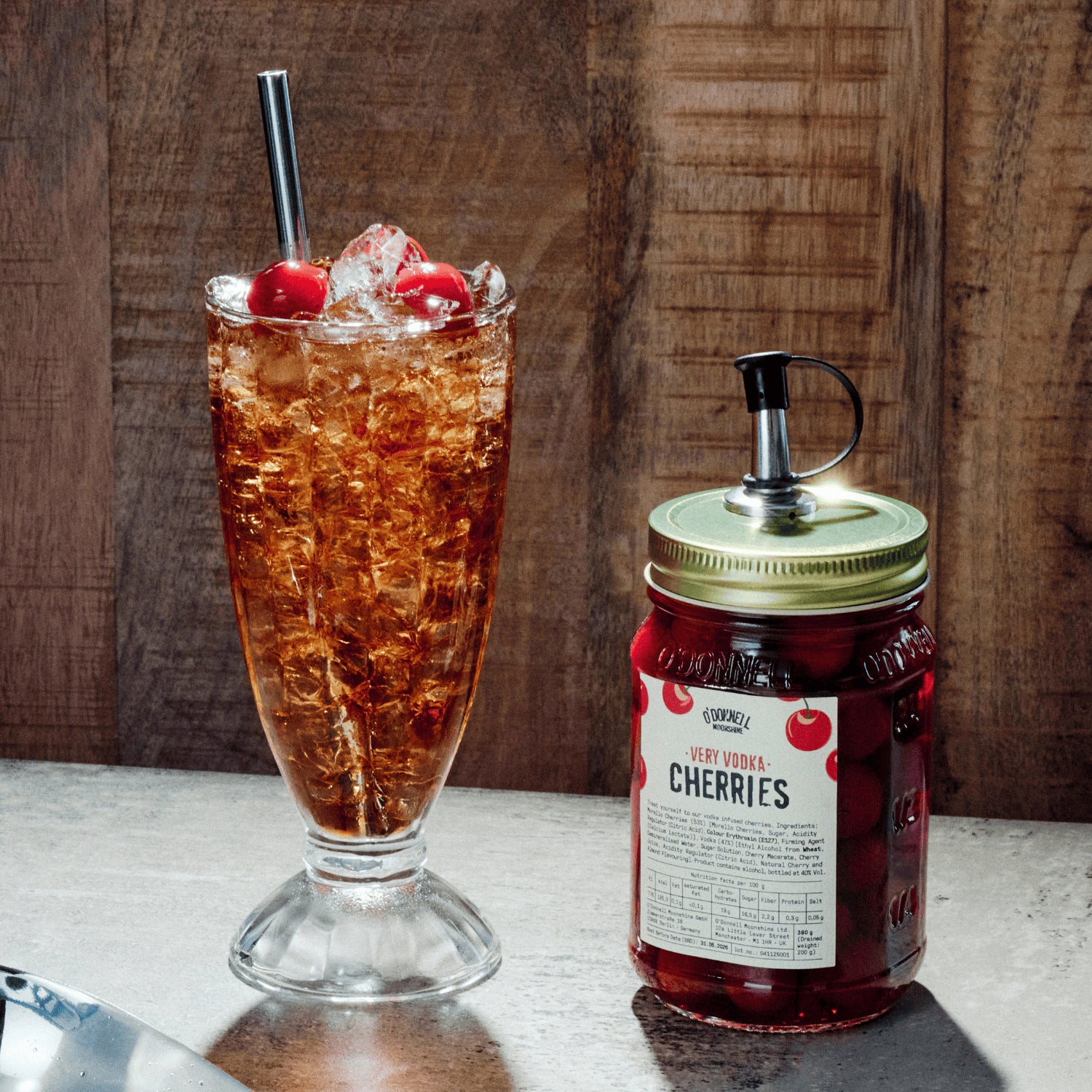 sehr Wodka-Kirschen neben einem eisgekühlten Cola-Getränk