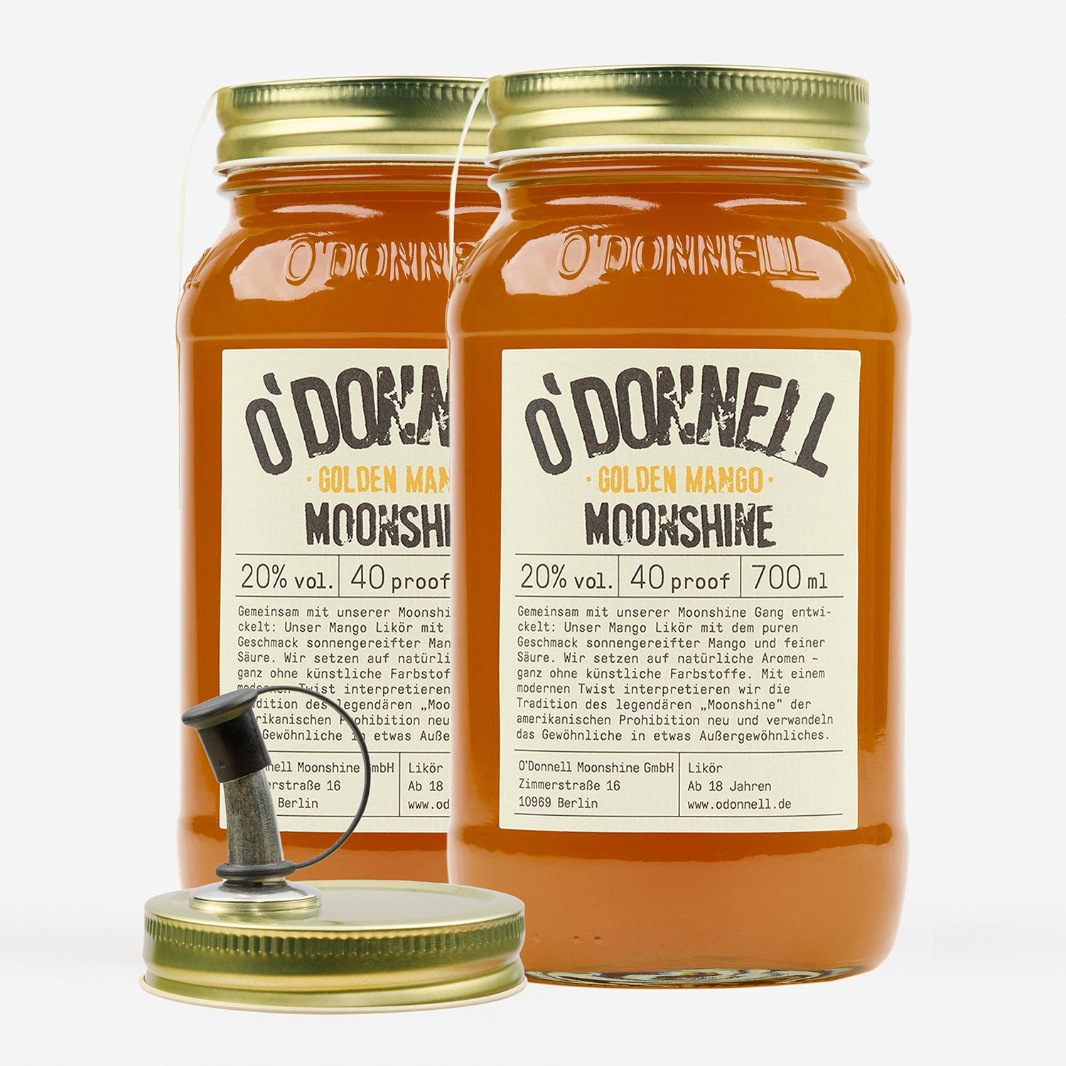 Duo Mango-Likörglas und ein Ausgießer auf weißem Hintergrund