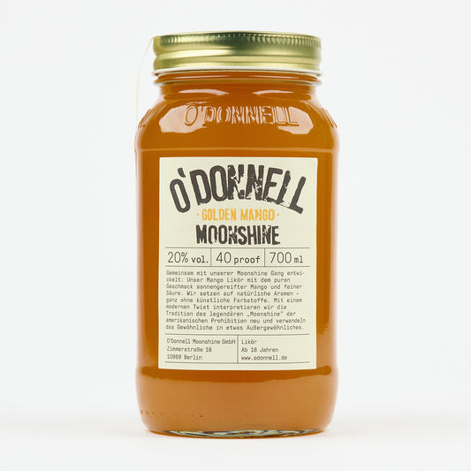 Ein Mango-Likörglas auf weißem Hintergrund