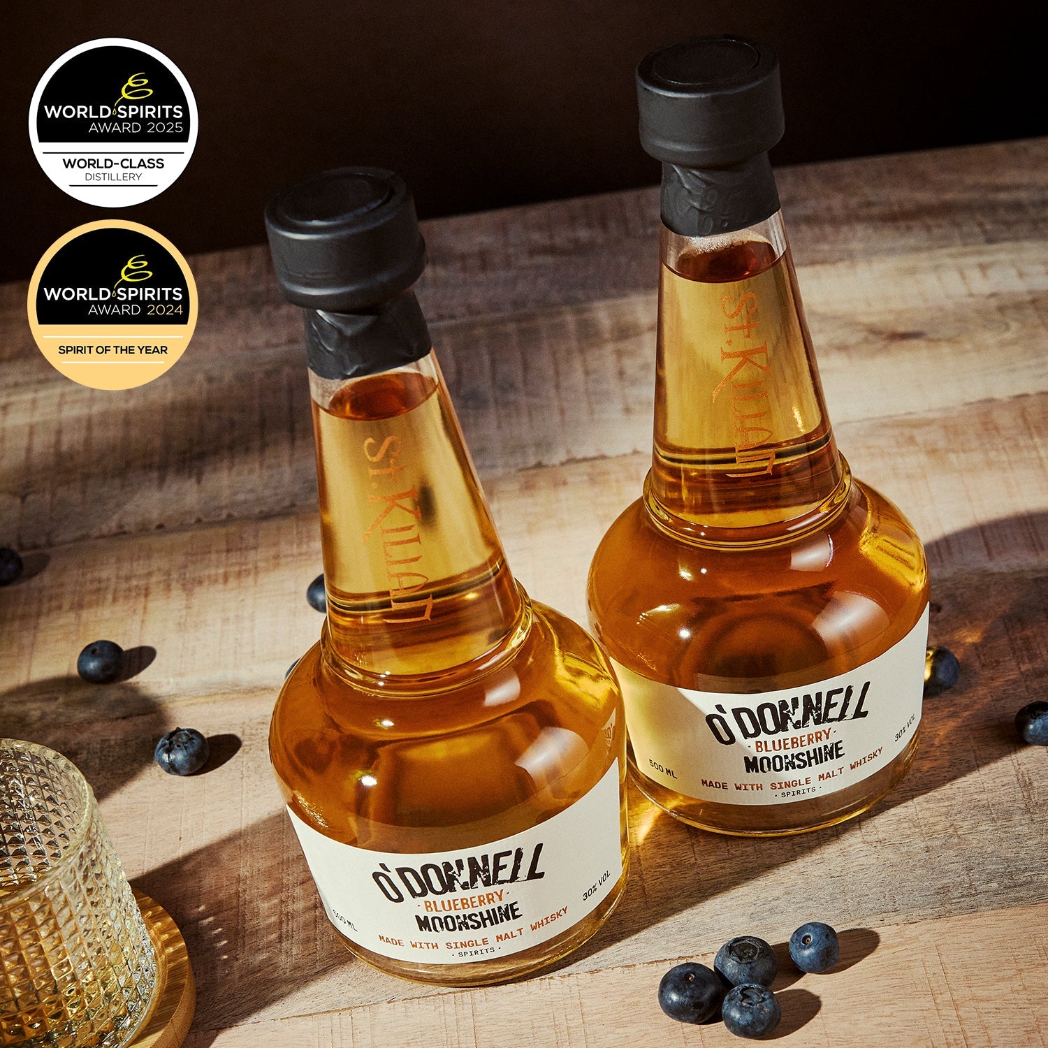 O'Donnell & St.Kilian Blueberry Moonshine Flasche umgeben von Blaubeeren 