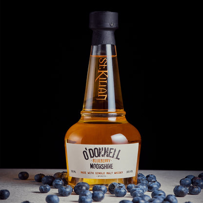 O'Donnell Blueberry Moonshine Flasche umgeben von Blaubeeren