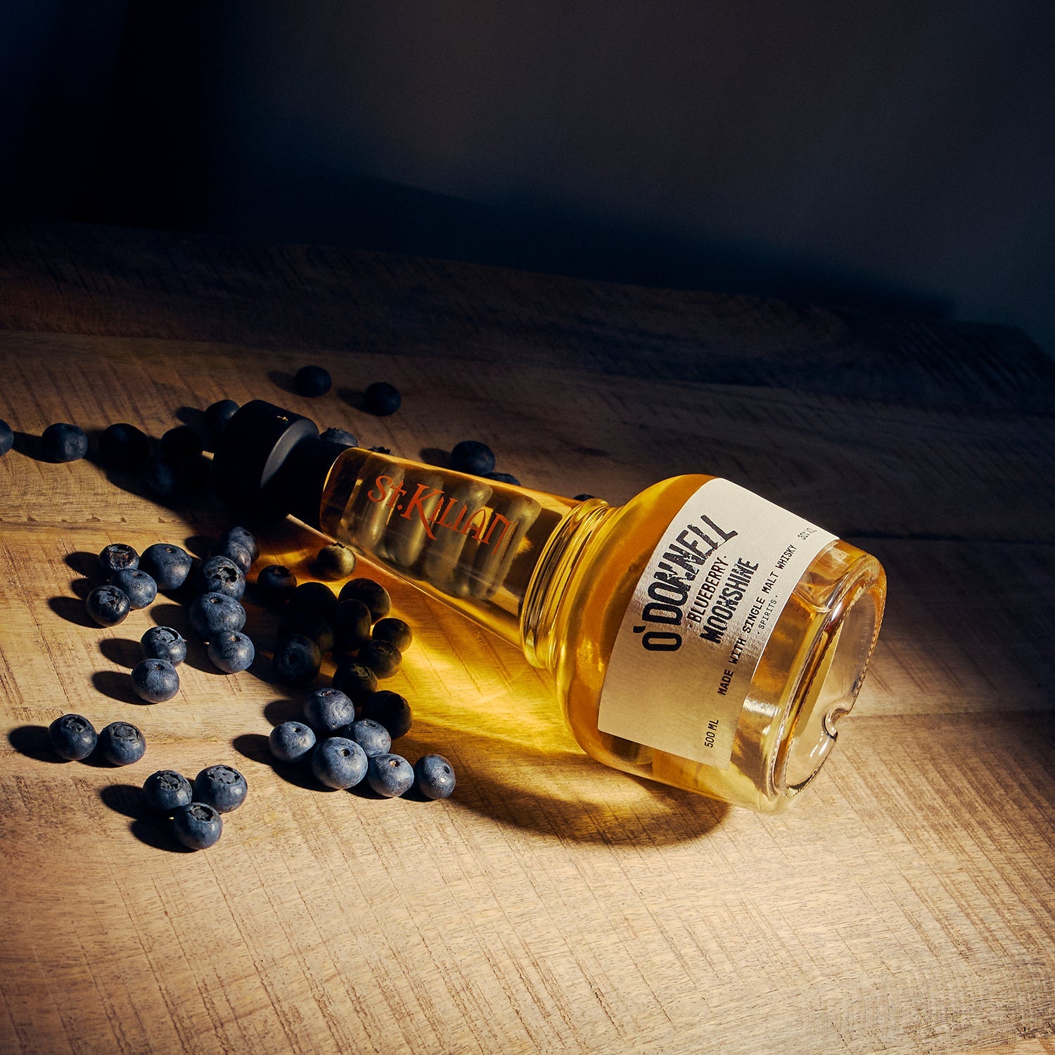 O'Donnell & St.Kilian Blueberry Moonshine Flasche umgeben von Blaubeeren