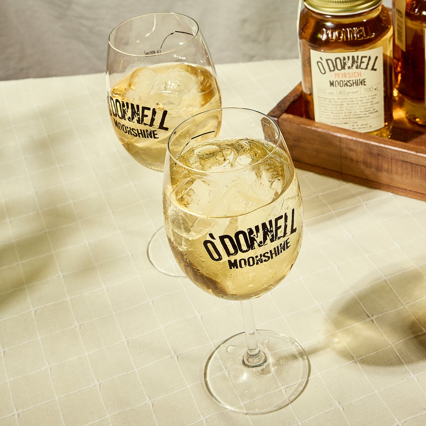 Eine Nahaufnahme des Spritzglases, die die 400-ml-Marke auf dem Glas zeigt