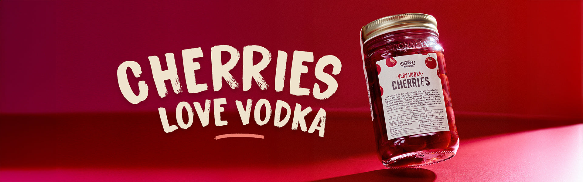 Very Vodka Kirschen auf rotem Hintergrund mit dem Text „Kirschen lieben Wodka“