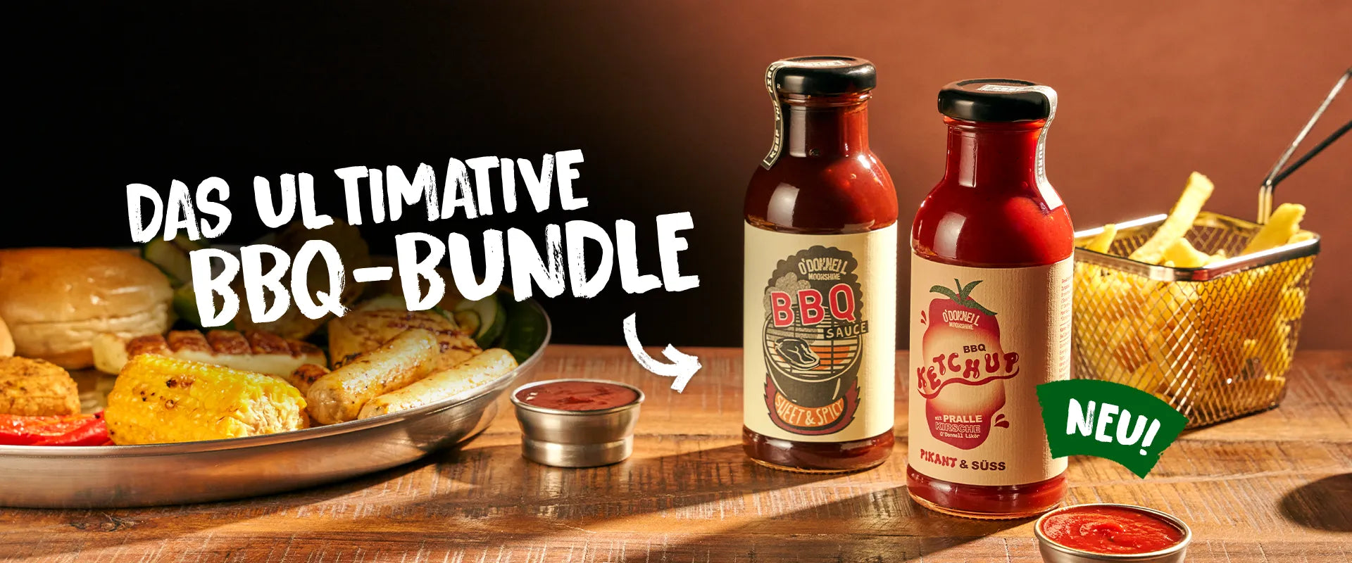 O'Donnell Moonshine BBQ-Bundle Banner mit BBQ-Sauce, Ketchup, Grillgut, Pommes frites und frischen Tomaten auf Holz.